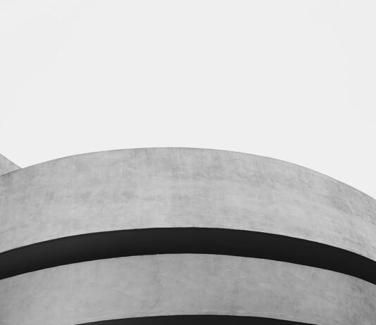 Arta Simplității: Descoperă Beneficiile Minimalismului Într-o Lume Aglomerată Photo "The Art of Simplicity: Discover the Benefits of Minimalism in a Crowded World"