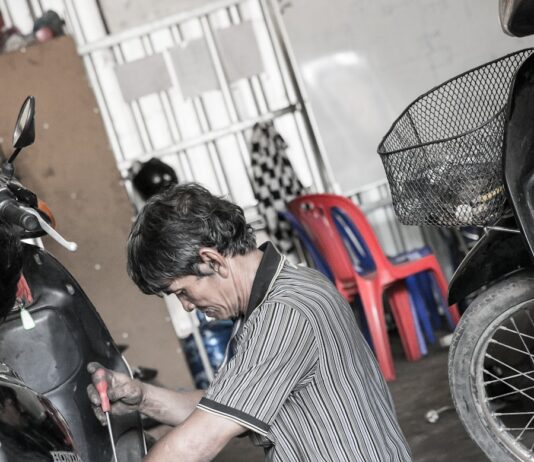 Întreținerea De Bază a Motocicletei: Pași Simpli Pentru a-ți Menține Motocicleta în Formă Maximă Photo Basic Motorcycle Maintenance: Simple Steps to Keep Your Motorcycle in Top Shape