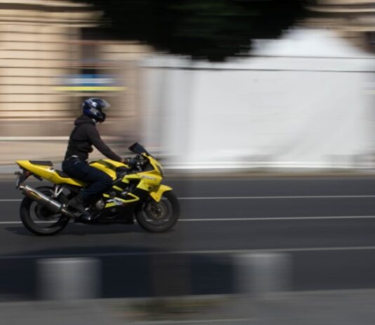 Tehnici de Pilotaj Defensiv: Cum Să Anticipezi Pericolele și Să Rămâi în Siguranță pe Două Roți Photo Defensive Riding Techniques: How to Anticipate Dangers and Stay Safe on Two Wheels