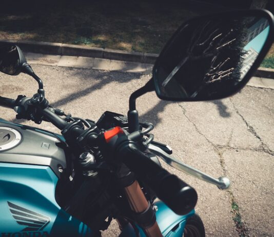 Curățarea și lustruirea motocicletei ca un profesionist Photo Motorcycle cleaning