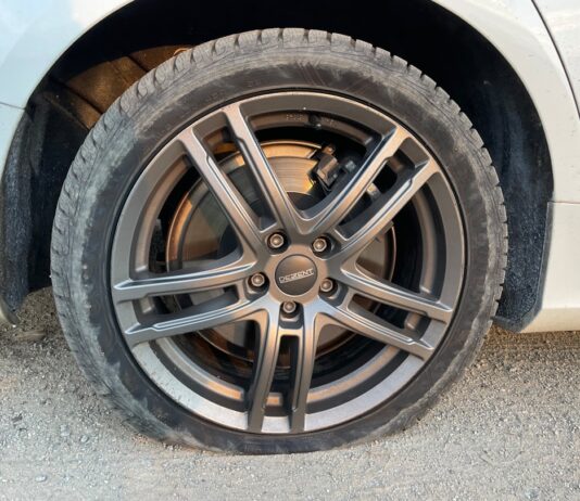Ce să faci în caz de pană de cauciuc pe drum Photo Tire change