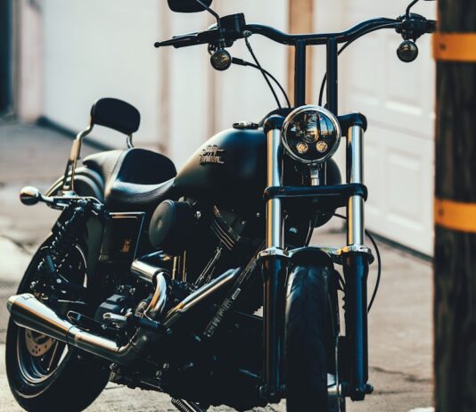 Motociclete clasice vs. moderne: Avantaje și dezavantaje Photo Classic modern motorcycle