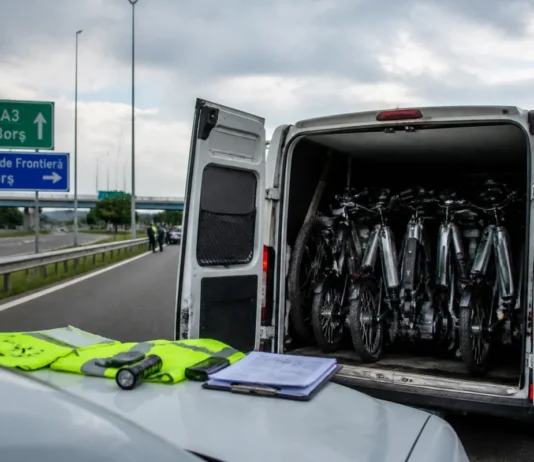 Opt biciclete electrice furate, de 20.000 de euro, descoperite într-o autoutilitară la Borș Opt biciclete electrice furate, de 20.000 de euro, descoperite într-o autoutilitară la Borș
