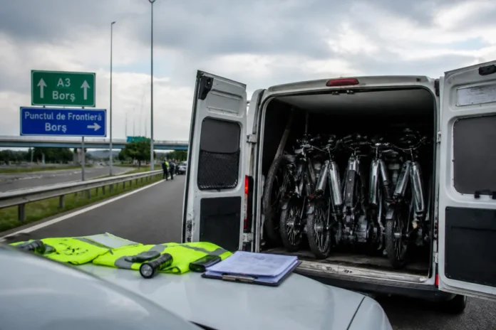 Opt biciclete electrice furate, de 20.000 de euro, descoperite într-o autoutilitară la Borș Opt biciclete electrice furate, de 20.000 de euro, descoperite într-o autoutilitară la Borș