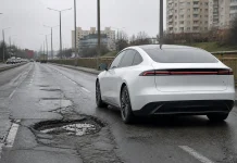 Tesla promite din nou evitarea gropilor: funcția FSD întârzie de șapte ani Tesla promite din nou evitarea gropilor